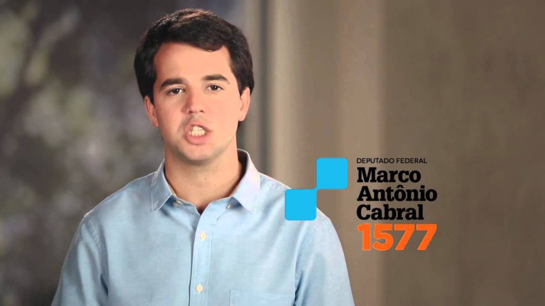 O deputado federal Marco Antônio Cabral, filho mais novo do ex-governador do Rio de Janeiro Sérgio Cabral – preso em Bangu desde novembro pela Operação Lava Jato – foi expulso de um camarote na Marquês de Sapucaí; ele estava sem a pulseira de acesso e enfrentou a segurança afirmando que entraria “de qualquer maneira” junto com mais dois amigos; durante a confusão, ele disse a um dos funcionários: “Não bota a mão em mim. Sabe quem sou eu?” (Foto: Leonardo Lucena) O deputado federal Marco Antônio Cabral, filho mais novo do ex-governador do Rio de Janeiro Sérgio Cabral – preso em Bangu desde novembro pela Operação Lava Jato – foi expulso de um camarote na Marquês de Sapucaí; ele estava sem a pulseira de acesso e enfrentou a segurança afirmando que entraria “de qualquer maneira” junto com mais dois amigos; durante a confusão, ele disse a um dos funcionários: “Não bota a mão em mim. Sabe quem sou eu?”