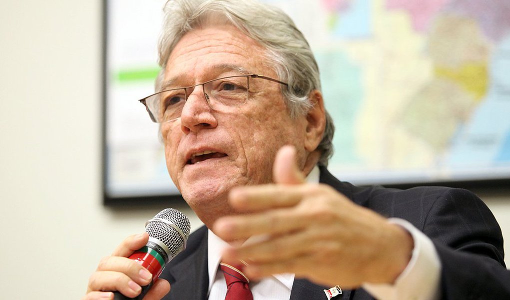 O Ministério Público de Contas de Alagoas (MPC/AL) ingressou com um Recurso de Reconsideração contra a decisão do Pleno do Tribunal de Contas do Estado de Alagoas (TCE/AL), que emitiu parecer prévio opinando pela aprovação com ressalvas das contas do ex-governador Teotonio Vilela Filho (PSDB), referentes ao exercício financeiro de 2010; justificativa foi a participação do conselheiro Fernando Toledo – que foi deputado também pelo PSDB e ex-presidente da Assembleia Legislativa no governo tucano -, que estava impedido para julgar o processo, além da reforma da decisão (Foto: Voney Malta) O Ministério Público de Contas de Alagoas (MPC/AL) ingressou com um Recurso de Reconsideração contra a decisão do Pleno do Tribunal de Contas do Estado de Alagoas (TCE/AL), que emitiu parecer prévio opinando pela aprovação com ressalvas das contas do ex-governador Teotonio Vilela Filho (PSDB), referentes ao exercício financeiro de 2010; justificativa foi a participação do conselheiro Fernando Toledo – que foi deputado também pelo PSDB e ex-presidente da Assembleia Legislativa no governo tucano -, que estava impedido para julgar o processo, além da reforma da decisão