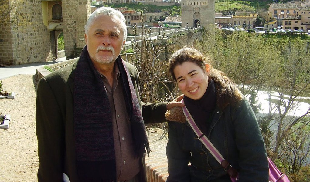 "Ao relatar a luta da familia para defender a honra e a saúde de José Genoíno, a primogênita Miruna faz uma obra que integra a resistência democrática dos brasileiros", escreve Paulo Moreira Leite, colunista do 247. Num caso exemplar, PML recorda o livro Francisco Julião dedicou a filha Isabella, nascida quando se encontra na prisão. "Foi uma obra tão forte que por muitos anos eu tinha até medo de ler o livro", disse Isabella em entrevista ao 247 (Foto: Paulo Moreira Leite) "Ao relatar a luta da familia para defender a honra e a saúde de José Genoíno, a primogênita Miruna faz uma obra que integra a resistência democrática dos brasileiros", escreve Paulo Moreira Leite, colunista do 247. Num caso exemplar, PML recorda o livro Francisco Julião dedicou a filha Isabella, nascida quando se encontra na prisão. "Foi uma obra tão forte que por muitos anos eu tinha até medo de ler o livro", disse Isabella em entrevista ao 247