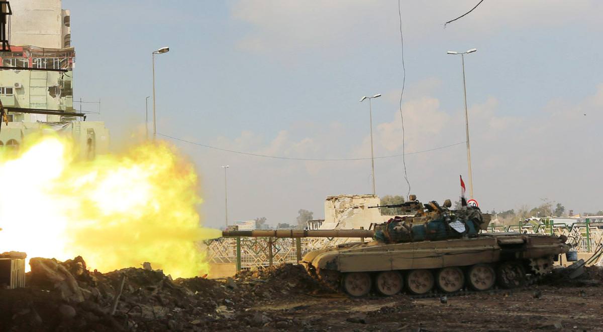 Forças do governo iraquiano mataram nesta terça-feira o comandante do Estado Islâmico na Cidade Velha de Mosul, à medida que a batalha para derrubar os militantes de seu último bastião se concentrava em uma ponte sobre o rio Tigre; enquanto as tropas avançavam, civis deixavam bairros recapturados do oeste sujeitos ao frio, à umidade e à fome, mas aliviados por estarem livres dos militantes (Foto: Aquiles Lins) Forças do governo iraquiano mataram nesta terça-feira o comandante do Estado Islâmico na Cidade Velha de Mosul, à medida que a batalha para derrubar os militantes de seu último bastião se concentrava em uma ponte sobre o rio Tigre; enquanto as tropas avançavam, civis deixavam bairros recapturados do oeste sujeitos ao frio, à umidade e à fome, mas aliviados por estarem livres dos militantes