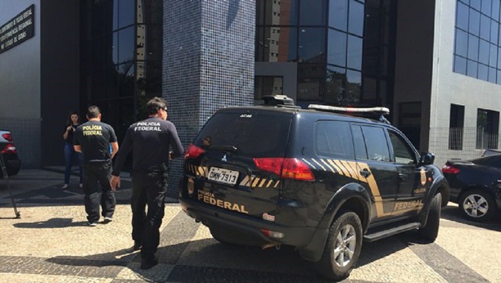 Superintendência da Polícia Federal em Goiás confirma o cumprimento de diligências relacionadas à Operação Carne Fraca em Goiânia, na manhã desta sexta-feira (17); conforme apurou o Jornal Opção, no total, são oito mandados cumpridos pela operação na capital, sendo um de prisão preventiva, quatro conduções coercitivas, além de outros três de busca e apreensão; Polícia Federal afirma que detectou em quase dois anos de investigação que as superintendências regionais do Ministério da Pesca e Agricultura dos Estados do Paraná, Minas Gerais e Goiás atuavam para proteger empresas, prejudicado o interesse público (Foto: José Barbacena) Superintendência da Polícia Federal em Goiás confirma o cumprimento de diligências relacionadas à Operação Carne Fraca em Goiânia, na manhã desta sexta-feira (17); conforme apurou o Jornal Opção, no total, são oito mandados cumpridos pela operação na capital, sendo um de prisão preventiva, quatro conduções coercitivas, além de outros três de busca e apreensão; Polícia Federal afirma que detectou em quase dois anos de investigação que as superintendências regionais do Ministério da Pesca e Agricultura dos Estados do Paraná, Minas Gerais e Goiás atuavam para proteger empresas, prejudicado o interesse público