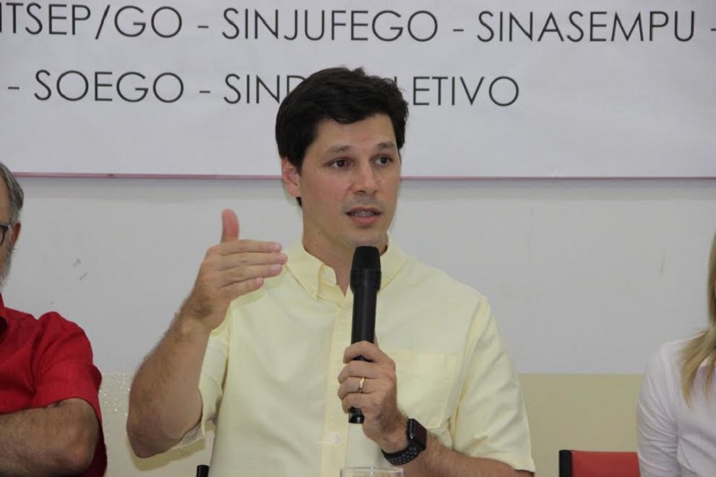 Em reunião nesta quarta-feira, em Goiânia, com centrais sindicais e sindicatos do setor público, o deputado federal Daniel Vilela (PMDB) afirmou que a Reforma da Previdência, da forma como foi apresentada pelo governo, não tem como ser aprovada; Daniel também é presidente estadual do partido e pré-candidato ao governo de Goiás; declaração de Daniel, no entanto, pode ser interpretada como alento para o grupo sindical; Daniel preside a Comissão da Reforma Trabalhista na Câmara, votou a favor do impeachment e foi o autor do polêmico projeto de lei que pretendia dar patrimônio bilionário estatal para as empresas de telefonia (Foto: José Barbacena) Em reunião nesta quarta-feira, em Goiânia, com centrais sindicais e sindicatos do setor público, o deputado federal Daniel Vilela (PMDB) afirmou que a Reforma da Previdência, da forma como foi apresentada pelo governo, não tem como ser aprovada; Daniel também é presidente estadual do partido e pré-candidato ao governo de Goiás; declaração de Daniel, no entanto, pode ser interpretada como alento para o grupo sindical; Daniel preside a Comissão da Reforma Trabalhista na Câmara, votou a favor do impeachment e foi o autor do polêmico projeto de lei que pretendia dar patrimônio bilionário estatal para as empresas de telefonia