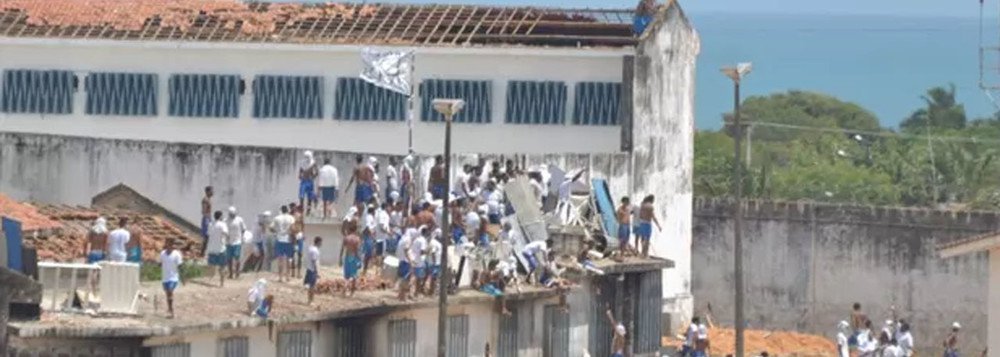 Mesmo com a permanência de efetivos da Força-Tarefa de Intervenção Penitenciária e da Força Nacional de Segurança Pública no estado, o governo do Rio Grande do Norte decidiu prorrogar por mais 180 dias a situação de calamidade no sistema penitenciário estadual; o decreto coincidiu com a morte de dois presos na Cadeia Pública de Mossoró, região oeste do Rio Grande do Norte; os dois foram encontrados já sem vida, no interior de um banheiro, com sinais de enforcamento (Foto: Leonardo Lucena) Mesmo com a permanência de efetivos da Força-Tarefa de Intervenção Penitenciária e da Força Nacional de Segurança Pública no estado, o governo do Rio Grande do Norte decidiu prorrogar por mais 180 dias a situação de calamidade no sistema penitenciário estadual; o decreto coincidiu com a morte de dois presos na Cadeia Pública de Mossoró, região oeste do Rio Grande do Norte; os dois foram encontrados já sem vida, no interior de um banheiro, com sinais de enforcamento