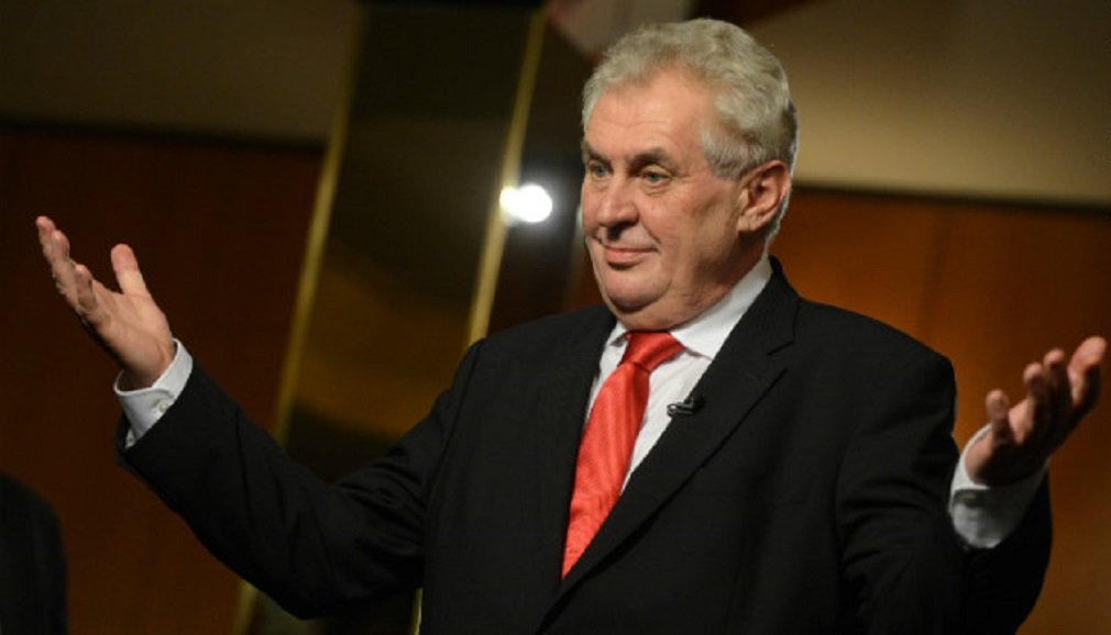 Milos Zeman continua a ser uma das figuras mais populares no país, especialmente nas áreas rurais; ele tem defendido laços mais estreitos com a Rússia e a China, apoiou Donald Trump e quer limitar a entrada de requerentes de asilo; ao responder pergunta sobre se poderia ser considerado um agente russo, o presidente saiu com essa: "Eu sou um agente da Rússia e, particularmente, de Vladimir Vladimirovich Putin. Devo acrescentar que eu também sou um agente do presidente chinês. Agora, ao que parece, também do novo presidente dos EUA. Sou um agente de Israel, que tenho apoiado todo este tempo", Zeman respondeu em russo, ao qual domina (Foto: José Barbacena) Milos Zeman continua a ser uma das figuras mais populares no país, especialmente nas áreas rurais; ele tem defendido laços mais estreitos com a Rússia e a China, apoiou Donald Trump e quer limitar a entrada de requerentes de asilo; ao responder pergunta sobre se poderia ser considerado um agente russo, o presidente saiu com essa: "Eu sou um agente da Rússia e, particularmente, de Vladimir Vladimirovich Putin. Devo acrescentar que eu também sou um agente do presidente chinês. Agora, ao que parece, também do novo presidente dos EUA. Sou um agente de Israel, que tenho apoiado todo este tempo", Zeman respondeu em russo, ao qual domina