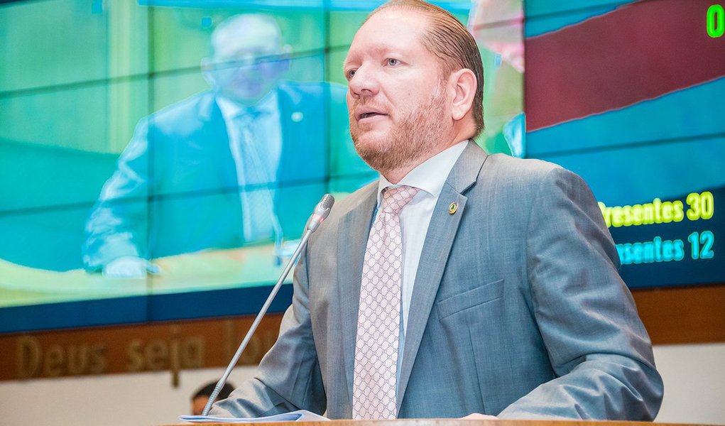 O deputado estadual Othelino Neto (PCdoB) fez uma consistente defesa do reajuste das alíquotas do ICMS, que entraram em vigor em todo o Estado; de acordo com o parlamentar, a iniciativa foi necessária para que o governo mantivesse o nível de investimentos e evitasse um cenário de crise como em outros estados; “Houve necessidade de fazer ajustes para aumentar a arrecadação, manter os serviços essências e pagar os salários dos servidores”, disse; “O prejuízo ainda está latente com as isenções ilegais cedidas pelo governo passado” (Foto: Leonardo Lucena) O deputado estadual Othelino Neto (PCdoB) fez uma consistente defesa do reajuste das alíquotas do ICMS, que entraram em vigor em todo o Estado; de acordo com o parlamentar, a iniciativa foi necessária para que o governo mantivesse o nível de investimentos e evitasse um cenário de crise como em outros estados; “Houve necessidade de fazer ajustes para aumentar a arrecadação, manter os serviços essências e pagar os salários dos servidores”, disse; “O prejuízo ainda está latente com as isenções ilegais cedidas pelo governo passado”