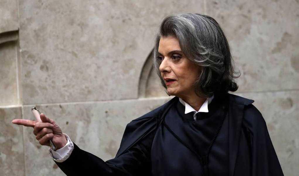 A presidente do Supremo Tribunal Federal (STF) ministra Cármen Lúcia, indeferiu liminar requerida pelo governo de Alagoas e decidiu que a vaga no Tribunal de Contas do Estado de Alagoas (TCE/AL) pertence a um membro do Ministério Público de Contas (MPC); a ministra sustenta que, através de documentação expedida pelo próprio TCE, após o advento da Constituição Federal de 88, nenhum membro do Ministério Público de Contas foi nomeado e empossado no cargo de conselheiro (Foto: Voney Malta) A presidente do Supremo Tribunal Federal (STF) ministra Cármen Lúcia, indeferiu liminar requerida pelo governo de Alagoas e decidiu que a vaga no Tribunal de Contas do Estado de Alagoas (TCE/AL) pertence a um membro do Ministério Público de Contas (MPC); a ministra sustenta que, através de documentação expedida pelo próprio TCE, após o advento da Constituição Federal de 88, nenhum membro do Ministério Público de Contas foi nomeado e empossado no cargo de conselheiro
