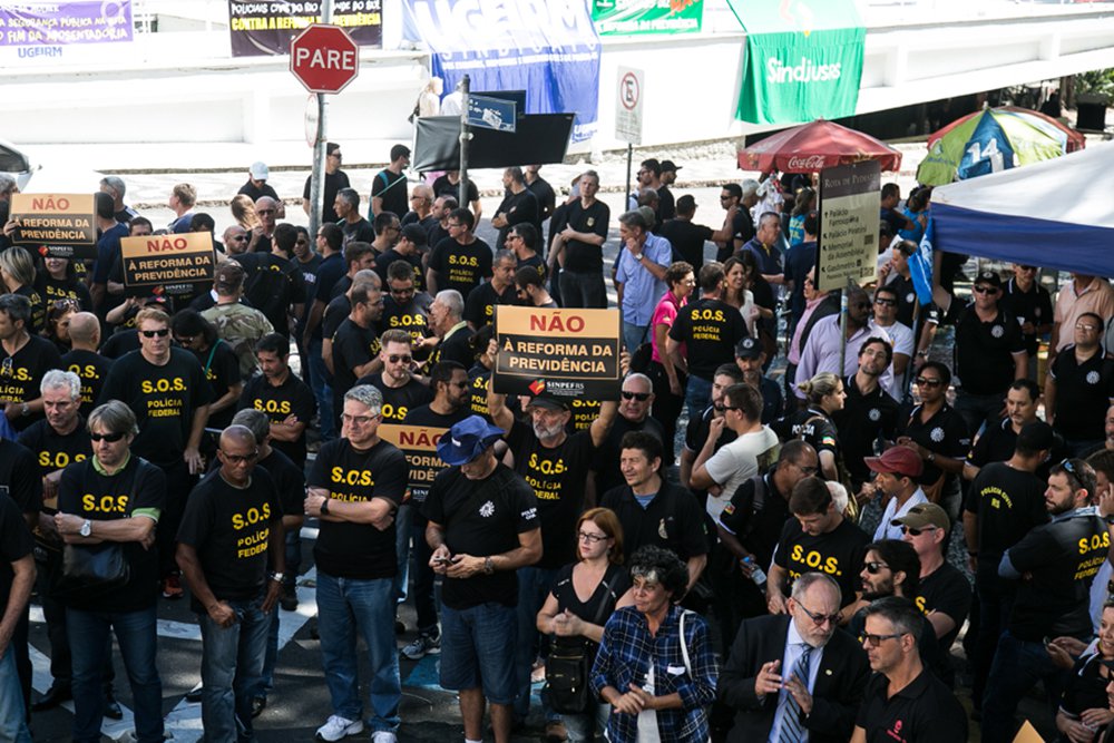15/03/2017 - PORTO ALEGRE, RS -Manifestação da Ugeirm em frente ao Piratini. Foto: Maia Rubim/Sul21 (Foto: Leonardo Lucena) 15/03/2017 - PORTO ALEGRE, RS -Manifestação da Ugeirm em frente ao Piratini. Foto: Maia Rubim/Sul21