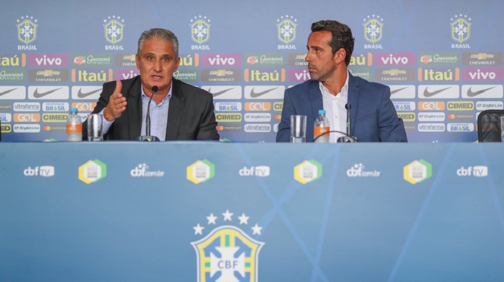 Seleção brasileira buscará nos primeiros jogos oficiais do ano a classificação para a Copa do Mundo de 2018; "Tem que trabalhar em cima dessa pressão. A classificação é real, verdadeira, não está consolidada. Nosso trabalho nos deixou nessa condição e isso gera expectativa, a adrenalina sobe, e eu fico focado nesse momento", disse o técnico em entrevista coletiva após a convocação; últimos jogos na competição, no entanto, foram em novembro, e o objetivo agora é retomar as boas atuações mostradas no ano passado; "Ficamos com uma lacuna maior, então a expectativa para o jogo com o Uruguai é um desempenho parecido com o do ano passado. Desempenho parecido com a média dos sete jogos", disse Tite (Foto: José Barbacena) Seleção brasileira buscará nos primeiros jogos oficiais do ano a classificação para a Copa do Mundo de 2018; "Tem que trabalhar em cima dessa pressão. A classificação é real, verdadeira, não está consolidada. Nosso trabalho nos deixou nessa condição e isso gera expectativa, a adrenalina sobe, e eu fico focado nesse momento", disse o técnico em entrevista coletiva após a convocação; últimos jogos na competição, no entanto, foram em novembro, e o objetivo agora é retomar as boas atuações mostradas no ano passado; "Ficamos com uma lacuna maior, então a expectativa para o jogo com o Uruguai é um desempenho parecido com o do ano passado. Desempenho parecido com a média dos sete jogos", disse Tite
