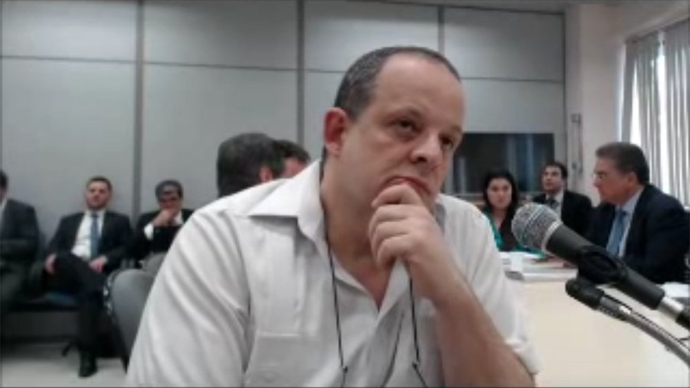 "No mar de irregularidades e abusos que inunda a vida político-judiciária do país, minha absolvição é uma pequena e modesta vitória daqueles que têm compromisso com a Constituição, a democracia e o Estado de Direito", diz o jornalista Breno Altman, diretor do site Opera Mundi, que foi inocentado pelo juiz Sergio Moro; "Mesmo declarado inocente, paguei uma pena severa e irreparável por crime jamais cometido. O espetáculo processual atingiu frontalmente minha imagem e levou à ruptura dos contratos publicitários do site que dirijo, eliminando postos de trabalho e golpeando um dos veículos de maior prestigio da imprensa independente", afirma (Foto: Breno Altman) "No mar de irregularidades e abusos que inunda a vida político-judiciária do país, minha absolvição é uma pequena e modesta vitória daqueles que têm compromisso com a Constituição, a democracia e o Estado de Direito", diz o jornalista Breno Altman, diretor do site Opera Mundi, que foi inocentado pelo juiz Sergio Moro; "Mesmo declarado inocente, paguei uma pena severa e irreparável por crime jamais cometido. O espetáculo processual atingiu frontalmente minha imagem e levou à ruptura dos contratos publicitários do site que dirijo, eliminando postos de trabalho e golpeando um dos veículos de maior prestigio da imprensa independente", afirma