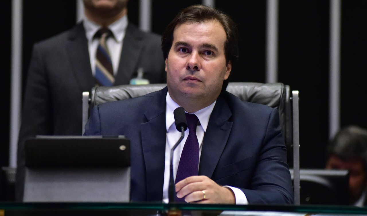 Presidente da Câmara, Rodrigo Maia (DEM-RJ), disse ser "correto" e "óbvio" que o pleito das mulheres por um tratamento igualitário no mercado de trabalho deve ser válido também para as mudanças previstas pela reforma da Previdência, incluindo a mesma idade para homens e mulheres se aposentarem; "Quando se exige maior participação da mulher no mercado de trabalho, na política, quando você quer caminhar para esse equilíbrio, tem que ser equilíbrio para tudo", justificou, sem citar, porém, que o salário das mulheres é inferior ao dos homens na mesma função e que elas exercem dupla jornada, onde definitivamente não há "equilíbrio" (Foto: Paulo Emílio) Presidente da Câmara, Rodrigo Maia (DEM-RJ), disse ser "correto" e "óbvio" que o pleito das mulheres por um tratamento igualitário no mercado de trabalho deve ser válido também para as mudanças previstas pela reforma da Previdência, incluindo a mesma idade para homens e mulheres se aposentarem; "Quando se exige maior participação da mulher no mercado de trabalho, na política, quando você quer caminhar para esse equilíbrio, tem que ser equilíbrio para tudo", justificou, sem citar, porém, que o salário das mulheres é inferior ao dos homens na mesma função e que elas exercem dupla jornada, onde definitivamente não há "equilíbrio"