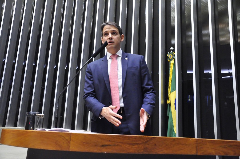 Para o deputado federal Thiago Peixoto (PSD-GO), acabar com os incentivos fiscais de uma só vez iria gerar milhões de desempregados no Brasil; somente em Goiás são mais de 500 mil pessoas empregadas em empresas incentivadas; o parlamentar usou a tribuna da Câmara dos Deputados essa semana para cobrar que o Congresso coloque o assunto em pauta de forma urgente; “Precisamos dar segurança jurídica a essa política”, destacou; Thiago elogiou a atuação do governador Marconi Perillo, que se articulou junto ao colega de São Paulo, o também tucano Geraldo Alckmin, para pedir que o Supremo Tribunal Federal (STF) retirasse de pauta ação que poderia colocar fim aos incentivos em Goiás (Foto: José Barbacena) Para o deputado federal Thiago Peixoto (PSD-GO), acabar com os incentivos fiscais de uma só vez iria gerar milhões de desempregados no Brasil; somente em Goiás são mais de 500 mil pessoas empregadas em empresas incentivadas; o parlamentar usou a tribuna da Câmara dos Deputados essa semana para cobrar que o Congresso coloque o assunto em pauta de forma urgente; “Precisamos dar segurança jurídica a essa política”, destacou; Thiago elogiou a atuação do governador Marconi Perillo, que se articulou junto ao colega de São Paulo, o também tucano Geraldo Alckmin, para pedir que o Supremo Tribunal Federal (STF) retirasse de pauta ação que poderia colocar fim aos incentivos em Goiás