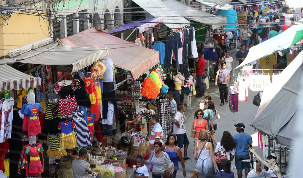 A inadimplência no comércio lojista da Cidade do Rio de Janeiro aumentou 1,3% em fevereiro na comparação com o mesmo período de 2016, de acordo com os registros do Serviço Central de Proteção ao Crédito do CDLRio - Clube de Diretores Lojistas do Rio de Janeiro; é o segundo mês do ano de aumento da inadimplência; em janeiro ela cresceu 1,9% (Foto: Leonardo Lucena) A inadimplência no comércio lojista da Cidade do Rio de Janeiro aumentou 1,3% em fevereiro na comparação com o mesmo período de 2016, de acordo com os registros do Serviço Central de Proteção ao Crédito do CDLRio - Clube de Diretores Lojistas do Rio de Janeiro; é o segundo mês do ano de aumento da inadimplência; em janeiro ela cresceu 1,9%