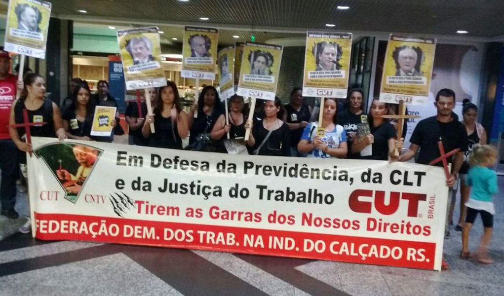 Embaladas pelo grito “Estamos todas despertas, nenhum direito a menos”, mulheres ligadas a CUT-RS, sindicatos filiados, o MST e o Levante Popular da Juventude fizeram uma manifestação no Aeroporto Internacional Salgado Filho, em Porto Alegre, contra a reforma de Previdência; um grupo de mulheres da Via Campesina fez uma encenação teatral, cantando músicas alusivas ao 8 de março, Dia Internacional da Mulher. “As mulheres no dia 8 não têm o que comemorar. Se ontem foram queimadas, hoje seguem a luta”, começava a canção; “A gente não quer muito, a gente só quer tudo”, repetiam; “Todo o dia é nosso dia, e a vida não se negocia” (Foto: Leonardo Lucena) Embaladas pelo grito “Estamos todas despertas, nenhum direito a menos”, mulheres ligadas a CUT-RS, sindicatos filiados, o MST e o Levante Popular da Juventude fizeram uma manifestação no Aeroporto Internacional Salgado Filho, em Porto Alegre, contra a reforma de Previdência; um grupo de mulheres da Via Campesina fez uma encenação teatral, cantando músicas alusivas ao 8 de março, Dia Internacional da Mulher. “As mulheres no dia 8 não têm o que comemorar. Se ontem foram queimadas, hoje seguem a luta”, começava a canção; “A gente não quer muito, a gente só quer tudo”, repetiam; “Todo o dia é nosso dia, e a vida não se negocia”