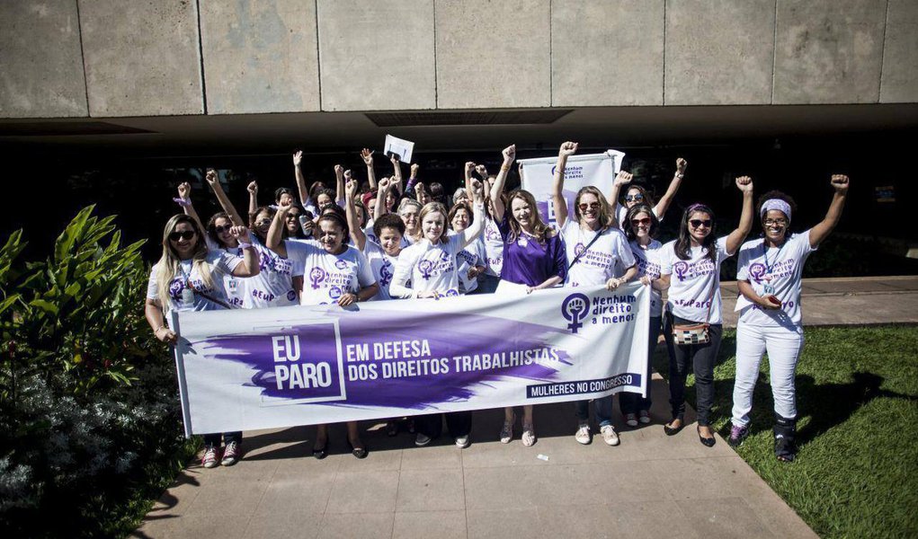 A senadora Gleisi Hoffmann (PR-PR) bateu duro em Michel Temer, que depois de chegar ao poder após um golpe que derrubou a primeira presidente eleita no Brasil, resolveu falar no Dia Internacional da Mulher e sugeriu que as representantes do sexo feminino voltassem para a cozinha; "Ficamos extremamente impactadas com o pronunciamento feito pelo presidente da República. Ele perdeu a oportunidade de ficar calado, de não falar besteira. É por isso que estamos vivendo um governo desse. Uma pessoa que pensa desse jeito só pode fazer a política que está fazendo", disse a senadora, que participou de ato das mulheres em Brasília contra a perda de direitos e pelo 'Fora, Temer'; assista (Foto: Gisele Federicce) A senadora Gleisi Hoffmann (PR-PR) bateu duro em Michel Temer, que depois de chegar ao poder após um golpe que derrubou a primeira presidente eleita no Brasil, resolveu falar no Dia Internacional da Mulher e sugeriu que as representantes do sexo feminino voltassem para a cozinha; "Ficamos extremamente impactadas com o pronunciamento feito pelo presidente da República. Ele perdeu a oportunidade de ficar calado, de não falar besteira. É por isso que estamos vivendo um governo desse. Uma pessoa que pensa desse jeito só pode fazer a política que está fazendo", disse a senadora, que participou de ato das mulheres em Brasília contra a perda de direitos e pelo 'Fora, Temer'; assista