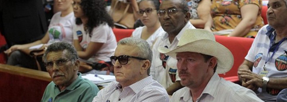 O presidente do Sindicato dos Urbanitários do Piauí, Paulo Sampaio, falou do sofrimento que o processo de "privatização" tem causado aos servidores da Agespisa, que temem o desmonte da empresa e demissões em massa; "Não queremos entregar Teresina, o filé mignon da Agepisa, à iniciativa privada, justamente quando a capital registra um enorme crescimento vertical, quando está quase tudo pronto e sem que essa empresa tenha aberto uma vala" (Foto: Leonardo Lucena) O presidente do Sindicato dos Urbanitários do Piauí, Paulo Sampaio, falou do sofrimento que o processo de "privatização" tem causado aos servidores da Agespisa, que temem o desmonte da empresa e demissões em massa; "Não queremos entregar Teresina, o filé mignon da Agepisa, à iniciativa privada, justamente quando a capital registra um enorme crescimento vertical, quando está quase tudo pronto e sem que essa empresa tenha aberto uma vala"