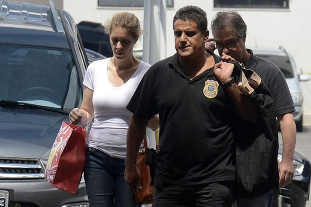 As investigações sobre supostas irregularidades das obras da linha 4 do Metrô, no Rio, apontam que a empresária Renata Monteiro, mulher do ex-subsecretário estadual de Transportes Luiz Carlos Velloso, gastou em dois cartões de crédito oito vezes mais do que a renda declarada à Receita Federal no período correspondente; segundo as investigações, entre 2012 e 2014, Renata declarou R$ 73.920 no IR, mas as despesas nos cartões de crédito chegaram a R$ 600.479,25 (Foto: Leonardo Lucena) As investigações sobre supostas irregularidades das obras da linha 4 do Metrô, no Rio, apontam que a empresária Renata Monteiro, mulher do ex-subsecretário estadual de Transportes Luiz Carlos Velloso, gastou em dois cartões de crédito oito vezes mais do que a renda declarada à Receita Federal no período correspondente; segundo as investigações, entre 2012 e 2014, Renata declarou R$ 73.920 no IR, mas as despesas nos cartões de crédito chegaram a R$ 600.479,25