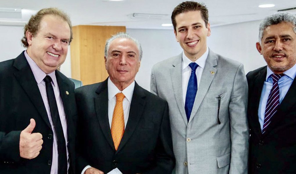 Presidente da Assembleia Legislativa do Tocantins, Mauro Carlesse (PHS), participou nessa quinta-feira, 16, de reunião em Brasília com Michel Temer (PMDB); no encontro, segundo a AL, foram tratados temas como o Pacto Federativo e questões ambientais; "Ouvimos também o presidente sobre as questões que envolvem a polêmica Reforma da Previdência e mostramos a nossa preocupação, principalmente em relação aos direitos dos trabalhadores", afirmou Carlesse (Foto: Aquiles Lins) Presidente da Assembleia Legislativa do Tocantins, Mauro Carlesse (PHS), participou nessa quinta-feira, 16, de reunião em Brasília com Michel Temer (PMDB); no encontro, segundo a AL, foram tratados temas como o Pacto Federativo e questões ambientais; "Ouvimos também o presidente sobre as questões que envolvem a polêmica Reforma da Previdência e mostramos a nossa preocupação, principalmente em relação aos direitos dos trabalhadores", afirmou Carlesse