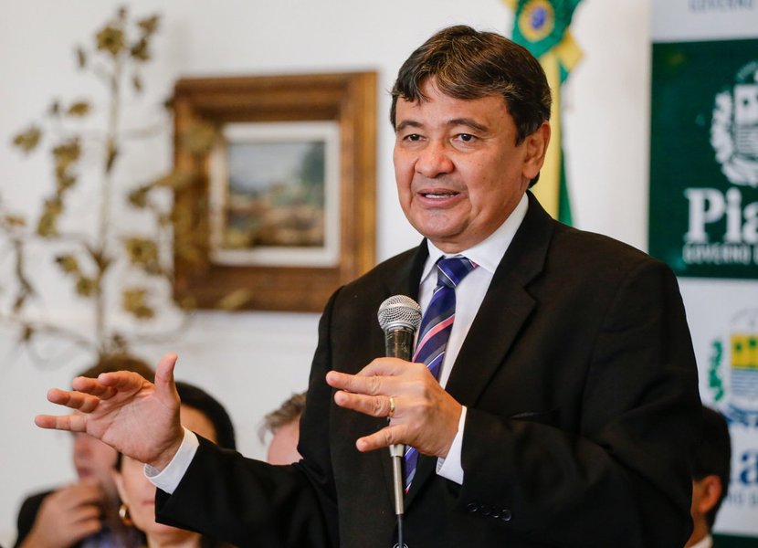O governador Wellington Dias se reuniu com os gestores das secretarias de Estado da Fazenda, de Administração e Previdência e do Planejamento para discutir o controle de receitas e despesas da máquina neste ano; segundo o chefe do Executivo piauiense, é necessário muita precaução, especialmente no primeiro semestre; "Ainda temos um ambiente político tumultuado, principalmente com a judicialização do que acontece em Brasília. Isso afeta a economia de todo o país. Portanto, o objetivo é esperar para ver como a economia brasileira se comporta", argumentou Wellington (Foto: Romulo Faro) O governador Wellington Dias se reuniu com os gestores das secretarias de Estado da Fazenda, de Administração e Previdência e do Planejamento para discutir o controle de receitas e despesas da máquina neste ano; segundo o chefe do Executivo piauiense, é necessário muita precaução, especialmente no primeiro semestre; "Ainda temos um ambiente político tumultuado, principalmente com a judicialização do que acontece em Brasília. Isso afeta a economia de todo o país. Portanto, o objetivo é esperar para ver como a economia brasileira se comporta", argumentou Wellington
