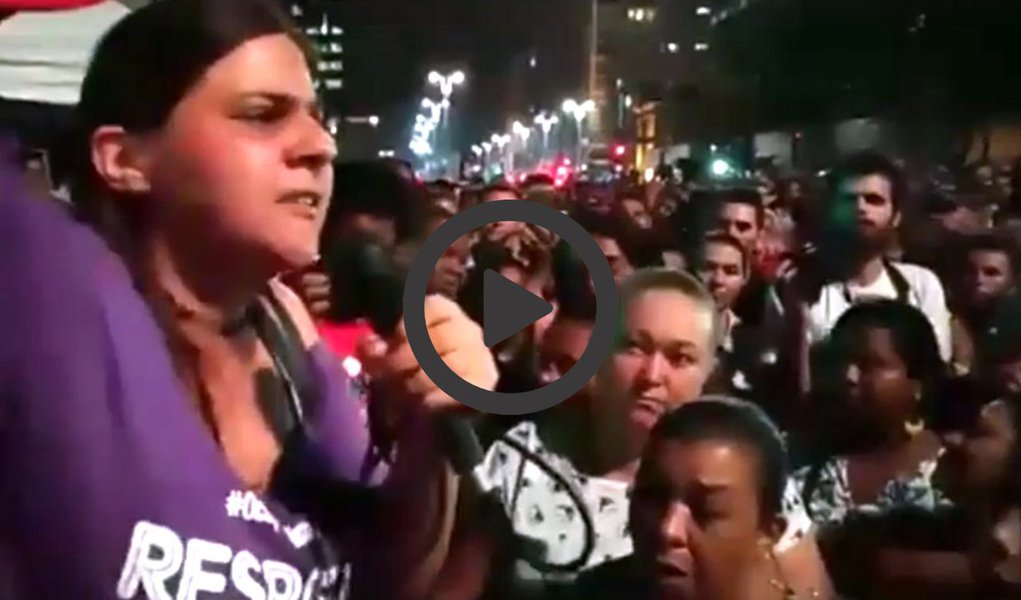 Depois de uma ocupação na Avenida Paulista que durou 22 dias, o Movimento dos Trabalhadores Sem Teto (MTST) arrancou na noite dessa quarta-feira, 8, uma vitória do governo de Michel Temer; em reunião com de líderes do movimento em Brasília, o ministro das Cidades, Bruno Araújo, atendeu as reivindicações em relação à faixa 1 do Programa Minha Casa Minha Vida, em 2017; “Para as próximas semanas 170 mil novas unidades habitacionais serão contratadas na Faixa 1: 100 mil no Fundo de Arrendamento Residencial, 35 mil rural e 35 mil na modalidade urbana”, afirmou Araújo; vitória foi comemorada pelos militantes na Paulista; veja no vídeo acima (Foto: Aquiles Lins) Depois de uma ocupação na Avenida Paulista que durou 22 dias, o Movimento dos Trabalhadores Sem Teto (MTST) arrancou na noite dessa quarta-feira, 8, uma vitória do governo de Michel Temer; em reunião com de líderes do movimento em Brasília, o ministro das Cidades, Bruno Araújo, atendeu as reivindicações em relação à faixa 1 do Programa Minha Casa Minha Vida, em 2017; “Para as próximas semanas 170 mil novas unidades habitacionais serão contratadas na Faixa 1: 100 mil no Fundo de Arrendamento Residencial, 35 mil rural e 35 mil na modalidade urbana”, afirmou Araújo; vitória foi comemorada pelos militantes na Paulista; veja no vídeo acima