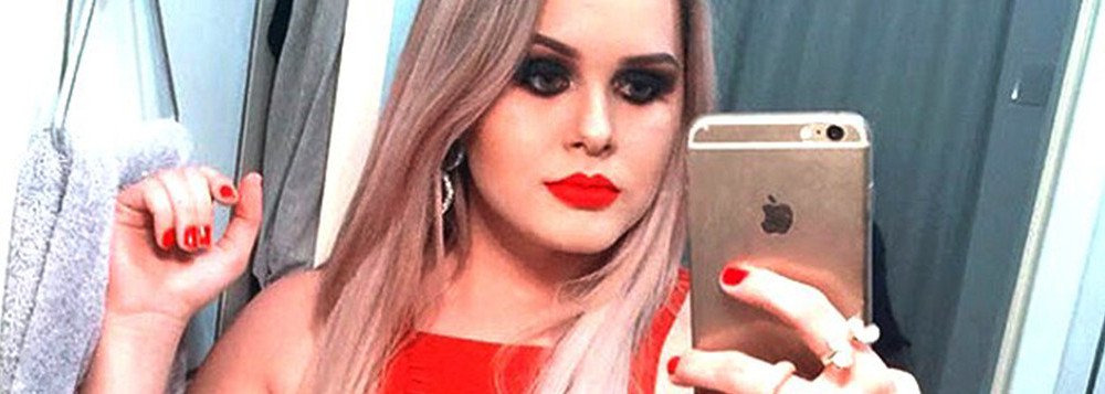 Lidiane Leite, ex-prefeita de de Bom Jardim, a 275 km de São Luís, foi acusada de inúmeros descontos injustificados na remuneração mensal dos servidores da educação,entre 2012 e 2014; a partir de outubro de 2015, ela ficou conhecida nacionalmente como a "prefeita ostentação", depois de mostrar uma vida de luxo na internet; na época, a ex-prefeita (que foi do PRB e do PP) foi condenada pelo mesmo crime por desvio de dinheiro da educação; após ficar 11 dias presa, foi solta sob a condição de uso de uma tornozeleira eletrônica
(Foto: Leonardo Lucena) Lidiane Leite, ex-prefeita de de Bom Jardim, a 275 km de São Luís, foi acusada de inúmeros descontos injustificados na remuneração mensal dos servidores da educação,entre 2012 e 2014; a partir de outubro de 2015, ela ficou conhecida nacionalmente como a "prefeita ostentação", depois de mostrar uma vida de luxo na internet; na época, a ex-prefeita (que foi do PRB e do PP) foi condenada pelo mesmo crime por desvio de dinheiro da educação; após ficar 11 dias presa, foi solta sob a condição de uso de uma tornozeleira eletrônica