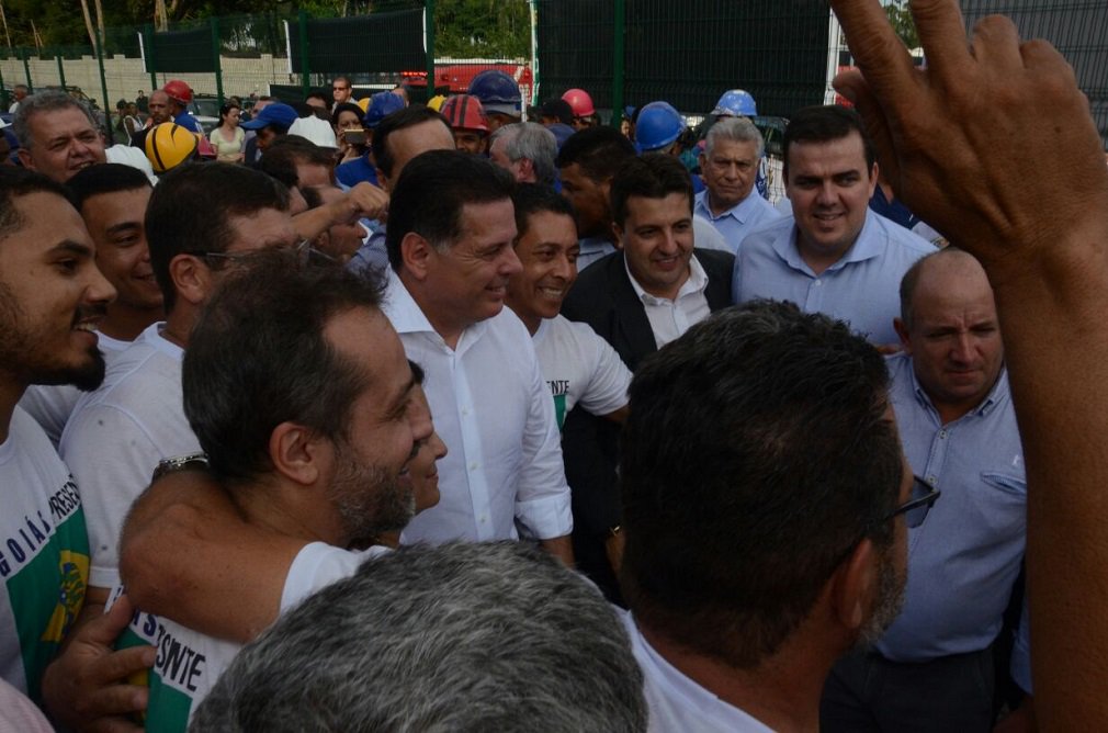 Governador Marconi reagiu às críticas de oposicionistas sobre a mais recente missão comercial do governo de Goiás, no Oriente Médio; para o tucano, o governante não pode ficar parado e precisa buscar investimentos; "Se dependesse da oposição, não teríamos avançado em nada, porque a única alternativa para a oposição é que eu ficasse parado, que não trouxesse investimentos, não gerasse empregos, não viabilizasse obras, para que eles pudessem ganhar seu discurso. O fato é que quanto mais nos mobilizamos, mais nos articulamos no Brasil e no exterior. Quanto mais trazemos indústrias, modernização, investimentos em todas as áreas, mais fica difícil para eles sustentar um discurso contra o governo”, ressaltou (Foto: José Barbacena) Governador Marconi reagiu às críticas de oposicionistas sobre a mais recente missão comercial do governo de Goiás, no Oriente Médio; para o tucano, o governante não pode ficar parado e precisa buscar investimentos; "Se dependesse da oposição, não teríamos avançado em nada, porque a única alternativa para a oposição é que eu ficasse parado, que não trouxesse investimentos, não gerasse empregos, não viabilizasse obras, para que eles pudessem ganhar seu discurso. O fato é que quanto mais nos mobilizamos, mais nos articulamos no Brasil e no exterior. Quanto mais trazemos indústrias, modernização, investimentos em todas as áreas, mais fica difícil para eles sustentar um discurso contra o governo”, ressaltou