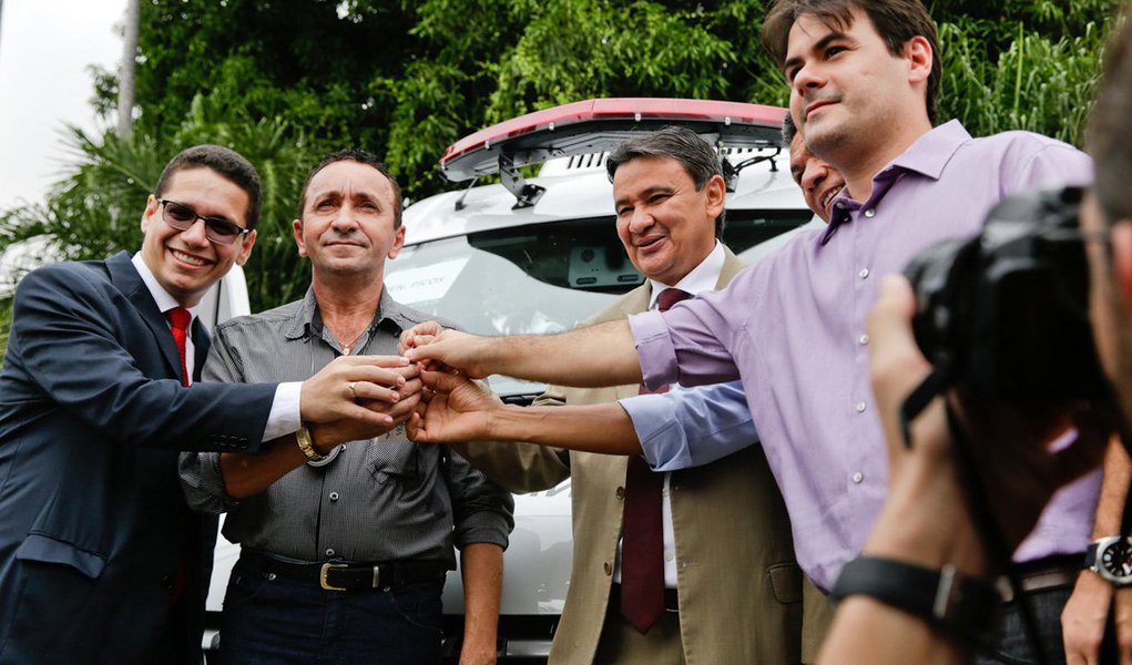 Segundo o governo, as novas viaturas foram adquiridas com o objetivo de melhorar a transferência de detentos entre presídios, para o transporte às audiências e outros procedimentos; executivo diz ter sido firmado um pacto para garantir um conjunto de equipamentos e quadro de pessoal para que as necessidades do poder judiciário possam ser supridas (Foto: Leonardo Lucena) Segundo o governo, as novas viaturas foram adquiridas com o objetivo de melhorar a transferência de detentos entre presídios, para o transporte às audiências e outros procedimentos; executivo diz ter sido firmado um pacto para garantir um conjunto de equipamentos e quadro de pessoal para que as necessidades do poder judiciário possam ser supridas