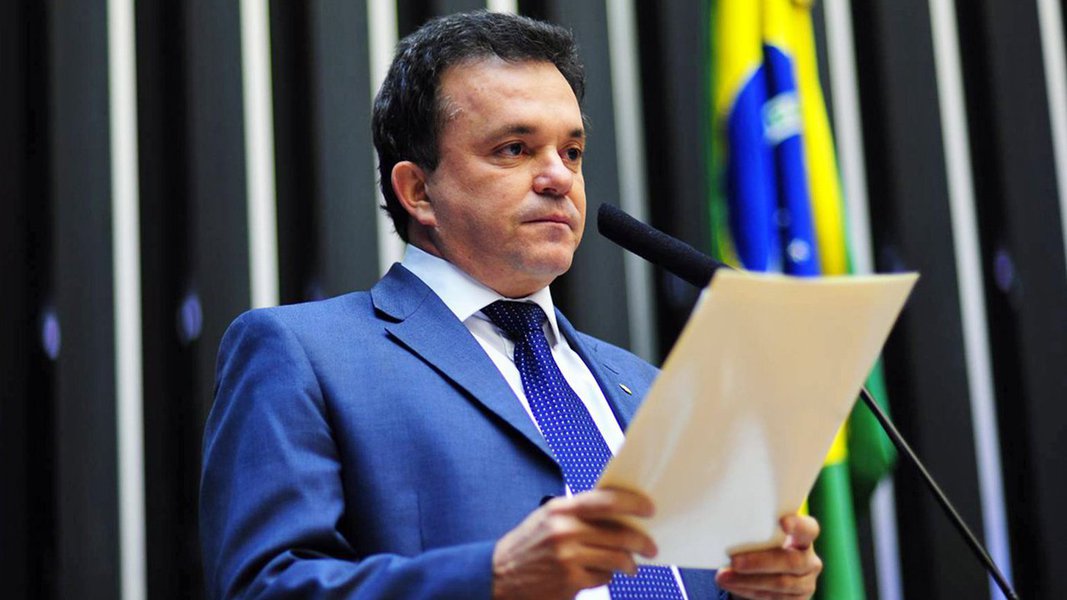 Segunda Turma do Supremo Tribunal Federal (STF) decidiu hoje (14) abrir ação penal contra o deputado federal Vander Loubet (PT-MS) e mais duas pessoas pelos crimes de corrupção e lavagem de dinheiro; por unanimidade e seguindo voto do relator, Edson Fachin, os ministros entenderam que o parlamentar também vai responder pelo crime de organização criminosa, por haver indícios do suposto recebimento de vantagem indevida oriunda do esquema montado para desviar recursos da Petrobras; de acordo com denúncia, o parlamentar teria solicitado e recebido, entre 2012 e 2014, cerca de R$ 1 milhão, que teria sido pago em 11 parcelas pelo doleiro Alberto Youssef (Foto: Aquiles Lins) Segunda Turma do Supremo Tribunal Federal (STF) decidiu hoje (14) abrir ação penal contra o deputado federal Vander Loubet (PT-MS) e mais duas pessoas pelos crimes de corrupção e lavagem de dinheiro; por unanimidade e seguindo voto do relator, Edson Fachin, os ministros entenderam que o parlamentar também vai responder pelo crime de organização criminosa, por haver indícios do suposto recebimento de vantagem indevida oriunda do esquema montado para desviar recursos da Petrobras; de acordo com denúncia, o parlamentar teria solicitado e recebido, entre 2012 e 2014, cerca de R$ 1 milhão, que teria sido pago em 11 parcelas pelo doleiro Alberto Youssef