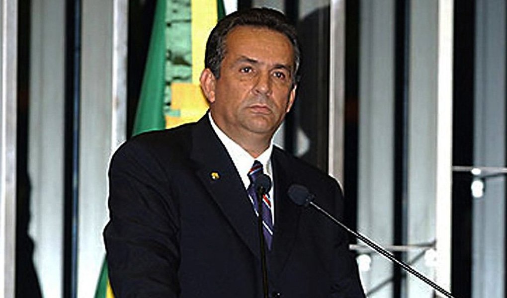 Um dos alvos da nova fase da operação Lava Jato, deflagrada nesta quinta-feira, 16, pela Polícia Federal é um velho conhecido da Justiça; suspeito de receber propina nas obras de Belo Monte, o ex-senador Luiz Otávio Campos (PMDB-PA) foi condenado pela Justiça Federal do Pará por suspeitas de desvio de recursos públicos da ordem de R$ 12 milhões em 2012; Campos foi condenado a 12 anos de prisão em regime fechado e a pagamento de multa; em 2013, enquanto recorria da sentença em liberdade, a punição prescreveu e ele nunca chegou a pisar em uma penitenciária (Foto: Aquiles Lins) Um dos alvos da nova fase da operação Lava Jato, deflagrada nesta quinta-feira, 16, pela Polícia Federal é um velho conhecido da Justiça; suspeito de receber propina nas obras de Belo Monte, o ex-senador Luiz Otávio Campos (PMDB-PA) foi condenado pela Justiça Federal do Pará por suspeitas de desvio de recursos públicos da ordem de R$ 12 milhões em 2012; Campos foi condenado a 12 anos de prisão em regime fechado e a pagamento de multa; em 2013, enquanto recorria da sentença em liberdade, a punição prescreveu e ele nunca chegou a pisar em uma penitenciária