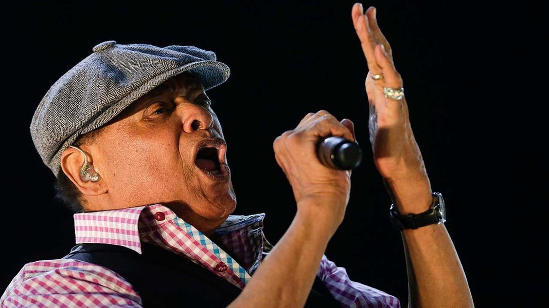 O cantor de jazz e R&B Al Jarreau, premiado sete vezes com o Grammy, morreu no domingo em Los Angeles; a página do cantor no Facebook diz que ele "morreu nesta manhã... Ele estava no hospital, acompanhado de mulher, filho e alguns familiares e amigos"; não foi informada a causa da morte (Foto: Gisele Federicce) O cantor de jazz e R&B Al Jarreau, premiado sete vezes com o Grammy, morreu no domingo em Los Angeles; a página do cantor no Facebook diz que ele "morreu nesta manhã... Ele estava no hospital, acompanhado de mulher, filho e alguns familiares e amigos"; não foi informada a causa da morte