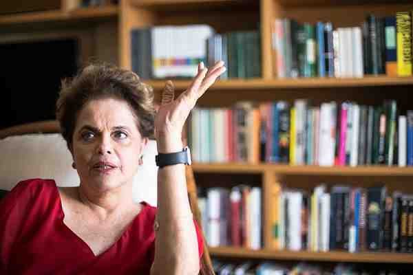 Independente dos erros, Dilma está se consolidando, nessa fase pós-golpe, como uma importante e corajosa voz em protesto contra o desmanche nacional promovido pelo governo usurpador, contra o estado de exceção e contra os cortes de direitos sociais defendido pela Casa Grande (Foto: Miguel do Rosário) Independente dos erros, Dilma está se consolidando, nessa fase pós-golpe, como uma importante e corajosa voz em protesto contra o desmanche nacional promovido pelo governo usurpador, contra o estado de exceção e contra os cortes de direitos sociais defendido pela Casa Grande