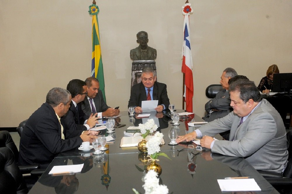 O novo presidente da Assembleia Legislativa da Bahia (ALBA), deputado Ângelo Coronel (PSD), decidiu barrar (pelo menos por ora) o reajuste de 15% no salário dos 63 parlamentares que compõem a Casa; o Poder Legislativo em todos os estados passa a ter direito de conceder o aumento porque o reajuste é vinculado ao dos 513 deputados federais; "Nós sabemos que o reajuste no Legislativo federal se trata de uma medida que deságua no efeito cascata. Ou seja, que a Assembleia Legislativa da Bahia teria de repassar aos seus deputados esse mesmo percentual, e já na folha de fevereiro. Mas neste momento de crise que estamos enfrentando, decidimos avaliar com mais cuidado a situação", diz Coronel (Foto: Romulo Faro) O novo presidente da Assembleia Legislativa da Bahia (ALBA), deputado Ângelo Coronel (PSD), decidiu barrar (pelo menos por ora) o reajuste de 15% no salário dos 63 parlamentares que compõem a Casa; o Poder Legislativo em todos os estados passa a ter direito de conceder o aumento porque o reajuste é vinculado ao dos 513 deputados federais; "Nós sabemos que o reajuste no Legislativo federal se trata de uma medida que deságua no efeito cascata. Ou seja, que a Assembleia Legislativa da Bahia teria de repassar aos seus deputados esse mesmo percentual, e já na folha de fevereiro. Mas neste momento de crise que estamos enfrentando, decidimos avaliar com mais cuidado a situação", diz Coronel