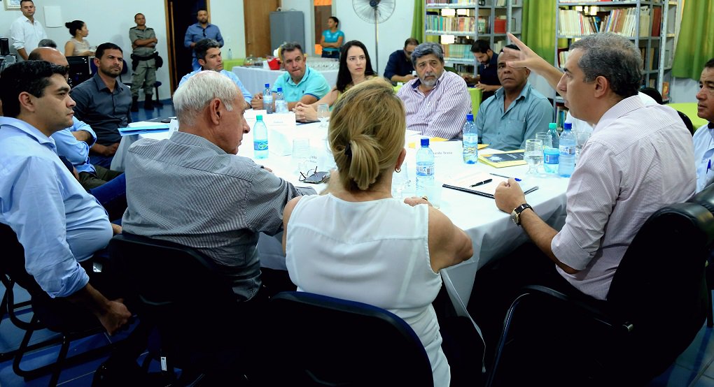 Vamos inaugurar um novo eixo logístico de desenvolvimento que vai alavancar os índices de competitividade e, com isso, diminuir custos com transporte no norte e nordeste”, relatou o vice-governador José Eliton, em Campos Belos; ele reafirmou que obras importantes do governo de Goiás a serem realizadas nos próximos dois anos serão fundamentais para o desenvolvimento econômico e social das duas regiões; uma das prioridades é a ligação dos municípios da região nordeste com outros do norte, por meio de rodovias que serão finalizadas ou construídas; atualmente, é necessário retornar próximo à Brasília, único acesso pavimentado entre as duas regiões; “Rodovias que ligam Colinas do Sul a São Jorge e Niquelândia, por exemplo, são algumas delas”, disse (Foto: José Barbacena) Vamos inaugurar um novo eixo logístico de desenvolvimento que vai alavancar os índices de competitividade e, com isso, diminuir custos com transporte no norte e nordeste”, relatou o vice-governador José Eliton, em Campos Belos; ele reafirmou que obras importantes do governo de Goiás a serem realizadas nos próximos dois anos serão fundamentais para o desenvolvimento econômico e social das duas regiões; uma das prioridades é a ligação dos municípios da região nordeste com outros do norte, por meio de rodovias que serão finalizadas ou construídas; atualmente, é necessário retornar próximo à Brasília, único acesso pavimentado entre as duas regiões; “Rodovias que ligam Colinas do Sul a São Jorge e Niquelândia, por exemplo, são algumas delas”, disse