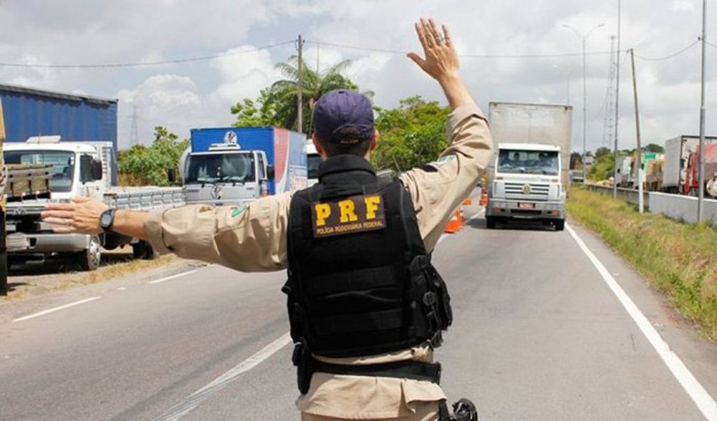 Balanço divulgado pela Polícia Rodoviária Federal (PRF) aponta que durante o Carnaval, entre a sexta-feira (24) e esta quarta-feira (1º), foram registrados 72 acidentes em Pernambuco, uma queda de 14% em relação ao período carnavalesco do ano passado, quando foram registrados 86 acidentes; o número de feridos teve declínio 22%, ao passar de 73 para 57 este ano; o pessoas mortas apresentou a maior redução, de 73%, ao cair de 11 em 2016 para três este ano (Foto: Leonardo Lucena) Balanço divulgado pela Polícia Rodoviária Federal (PRF) aponta que durante o Carnaval, entre a sexta-feira (24) e esta quarta-feira (1º), foram registrados 72 acidentes em Pernambuco, uma queda de 14% em relação ao período carnavalesco do ano passado, quando foram registrados 86 acidentes; o número de feridos teve declínio 22%, ao passar de 73 para 57 este ano; o pessoas mortas apresentou a maior redução, de 73%, ao cair de 11 em 2016 para três este ano