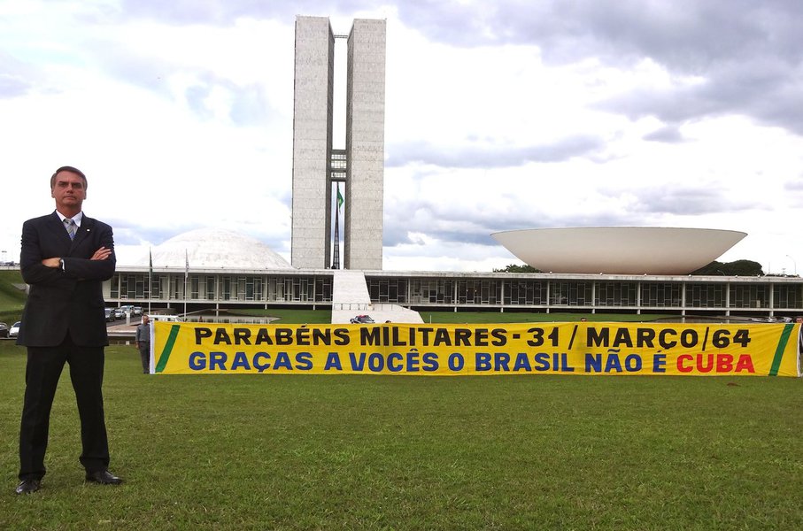 Um abaixo assinado já tem mais de 2.600 assinaturas contra uma possível palestra do deputado federal Jair Bolsonaro (PSC) no Clube Hebraica de São Paulo; documento organizado por um judeu denominado Mauro Nadvorny faz duras críticas ao deputado e pede que a presidência do tradicional clube paulistano reconsidere a ideia; "Bolsonaro representa a extrema direita brasileira e em todas oportunidades em que lhe é permitido falar, explora e ataca as minorias entre as quais, nós judeus, nos encontramos", acrescenta (Foto: Aquiles Lins) Um abaixo assinado já tem mais de 2.600 assinaturas contra uma possível palestra do deputado federal Jair Bolsonaro (PSC) no Clube Hebraica de São Paulo; documento organizado por um judeu denominado Mauro Nadvorny faz duras críticas ao deputado e pede que a presidência do tradicional clube paulistano reconsidere a ideia; "Bolsonaro representa a extrema direita brasileira e em todas oportunidades em que lhe é permitido falar, explora e ataca as minorias entre as quais, nós judeus, nos encontramos", acrescenta