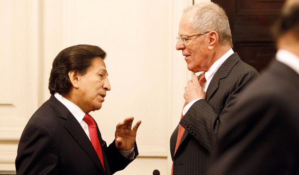 Pedro Pablo Kuczynski disse ter pedido ao presidente dos Estados Unidos, Donald Trump, em uma conversa telefônica nesse domingo, 12, para estudar a deportação do foragido ex-presidente Alejandro Toledo; governo Kuczynski acredita que o ex-líder do país andino, que é procurado por sua ligação com escândalo de corrupção envolvendo a Odebrecth, está nos EUA, mas disse que os esforços para capturá-lo no território norte-americano se depararam com obstáculos legais (Foto: Aquiles Lins) Pedro Pablo Kuczynski disse ter pedido ao presidente dos Estados Unidos, Donald Trump, em uma conversa telefônica nesse domingo, 12, para estudar a deportação do foragido ex-presidente Alejandro Toledo; governo Kuczynski acredita que o ex-líder do país andino, que é procurado por sua ligação com escândalo de corrupção envolvendo a Odebrecth, está nos EUA, mas disse que os esforços para capturá-lo no território norte-americano se depararam com obstáculos legais