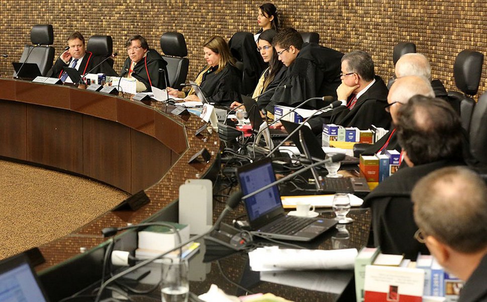 O Tribunal de Justiça de Alagoas (TJ/AL) decidiu que o governador Renan Filho (PMDB) nomeie um dos membros do Ministério Público de Contas (MPC) indicados em lista tríplice para o cargo de Conselheiro do Tribunal de Contas do Estado (TCE); vaga surgiu com a aposentadoria de Luiz Eustáquio Toledo, em junho de 2015; decisão deve ser cumprida dentro de 15 dias; em caso de descumprimento será aplicada uma multa diária pessoal ao governador no valor de R$ 10 mil (Foto: Voney Malta) O Tribunal de Justiça de Alagoas (TJ/AL) decidiu que o governador Renan Filho (PMDB) nomeie um dos membros do Ministério Público de Contas (MPC) indicados em lista tríplice para o cargo de Conselheiro do Tribunal de Contas do Estado (TCE); vaga surgiu com a aposentadoria de Luiz Eustáquio Toledo, em junho de 2015; decisão deve ser cumprida dentro de 15 dias; em caso de descumprimento será aplicada uma multa diária pessoal ao governador no valor de R$ 10 mil