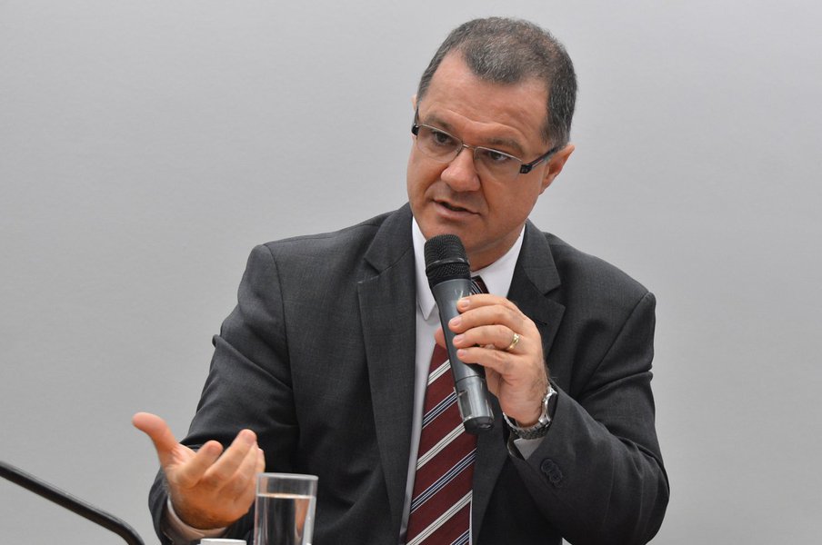 Ex-ministro da Previdência Social, Carlos Gabas participa de debate sobre a PEC 287 nesta quinta-feira (16), em Fortaleza. Um dos idealizadores do evento, o deputado federal José Guimarães (PT) acredita que a medida é a mais "perversa" já proposta pelo governo Michel Temer. " Da forma como chegou ao Congresso, essa mudança brutal das regras significa proibir a maioria dos brasileiros de obter um dia o benefício da aposentadoria", avalia (Foto: Rodrigo Rocha) Ex-ministro da Previdência Social, Carlos Gabas participa de debate sobre a PEC 287 nesta quinta-feira (16), em Fortaleza. Um dos idealizadores do evento, o deputado federal José Guimarães (PT) acredita que a medida é a mais "perversa" já proposta pelo governo Michel Temer. " Da forma como chegou ao Congresso, essa mudança brutal das regras significa proibir a maioria dos brasileiros de obter um dia o benefício da aposentadoria", avalia