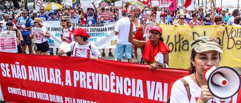 Servidores públicos estaduais participaram neste domingo de manifestação na orla de Copacabana, zona sul do Rio de Janeiro, em protesto contra o pacote de medidas anunciadas pelo governo do estado para combater a crise financeira; pacote inclui a privatização da Companhia Estadual de Águas e Esgotos (Cedae), em contrapartida à ajuda federal para o governo fluminense; os servidores prometem reagir também contra a proposta encaminhada pelo governador Luiz Fernando Pezão à Assembleia Legislativa do estado (Alerj) de aumento da contribuição previdenciária dos atuais 11% para 22% (Foto: José Barbacena) www.brasil247.com - Servidores públicos estaduais participaram neste domingo de manifestação na orla de Copacabana, zona sul do Rio de Janeiro, em protesto contra o pacote de medidas anunciadas pelo governo do estado para combater a crise financeira; pacote inclui a privatização da Companhia Estadual de Águas e Esgotos (Cedae), em contrapartida à ajuda federal para o governo fluminense; os servidores prometem reagir também contra a proposta encaminhada pelo governador Luiz Fernando Pezão à Assembleia Legislativa do estado (Alerj) de aumento da contribuição previdenciária dos atuais 11% para 22%