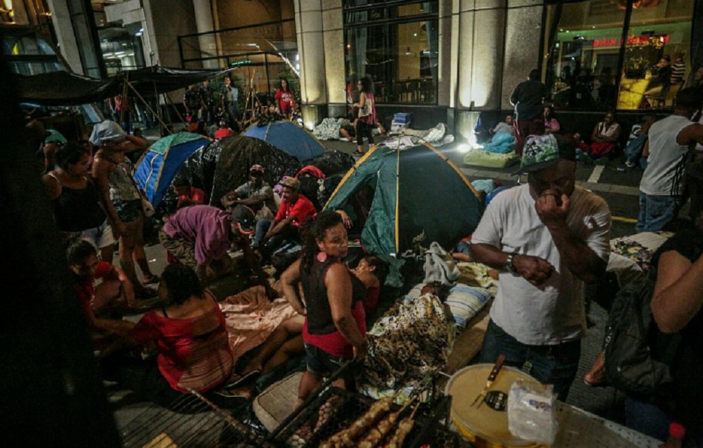 Militantes ao Movimento dos Trabalhadores Sem-Teto (MTST) acamparam na noite de ontem em frente ao escritório da Presidência da República, na Avenida Paulista, em São Paulo, e permanecem no local nesta quinta-feira; é um protesto contra as recentes mudanças no programa Minha Casa Minha Vida anunciadas por Michel Temer na semana passada; o coordenador do MTST, Guilherme Boulos afirmou que o programa Minha Casa Minha Vida tem diversos problemas, mas o principal deles atinge a Faixa 1. "É exatamente esta faixa, a mais necessitada, a que não consegue pagar o aluguel, que está parada. O governo Temer quer fortalecer outra linha, a que ganha até R$ 9 mil e transformar o programa em balcão de imobiliária para financiar casas para a classe média em detrimento de quem mais precisa" (Foto: José Barbacena) Militantes ao Movimento dos Trabalhadores Sem-Teto (MTST) acamparam na noite de ontem em frente ao escritório da Presidência da República, na Avenida Paulista, em São Paulo, e permanecem no local nesta quinta-feira; é um protesto contra as recentes mudanças no programa Minha Casa Minha Vida anunciadas por Michel Temer na semana passada; o coordenador do MTST, Guilherme Boulos afirmou que o programa Minha Casa Minha Vida tem diversos problemas, mas o principal deles atinge a Faixa 1. "É exatamente esta faixa, a mais necessitada, a que não consegue pagar o aluguel, que está parada. O governo Temer quer fortalecer outra linha, a que ganha até R$ 9 mil e transformar o programa em balcão de imobiliária para financiar casas para a classe média em detrimento de quem mais precisa"