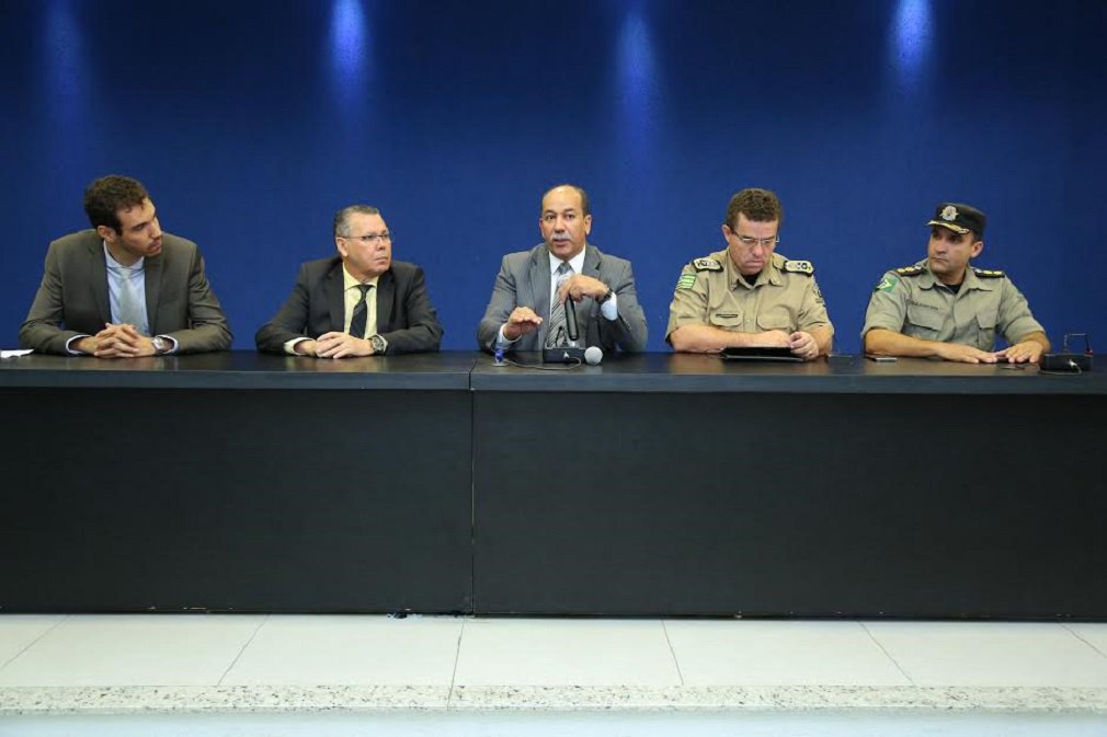 O secretário de Segurança Pública, coronel Edson Costa, informou na noite de quinta-feira que a situação em relação ao tumulto registrado na Penitenciária Odenir Guimarães, em Aparecida de Goiânia, está sob absoluto controle; na tarde de ontem, grupos rivais se enfrentaram no presídio e cinco presos morreram, entre eles Thiago Topete, considerado um dos maiores e mais perigosos traficantes de Goiânia; “Mortes e ferimentos são decorrência da ação dos próprios presos. Nada foi causado pela intervenção de forças policiais que atuam no local”, disse Costa (Foto: José Barbacena) O secretário de Segurança Pública, coronel Edson Costa, informou na noite de quinta-feira que a situação em relação ao tumulto registrado na Penitenciária Odenir Guimarães, em Aparecida de Goiânia, está sob absoluto controle; na tarde de ontem, grupos rivais se enfrentaram no presídio e cinco presos morreram, entre eles Thiago Topete, considerado um dos maiores e mais perigosos traficantes de Goiânia; “Mortes e ferimentos são decorrência da ação dos próprios presos. Nada foi causado pela intervenção de forças policiais que atuam no local”, disse Costa