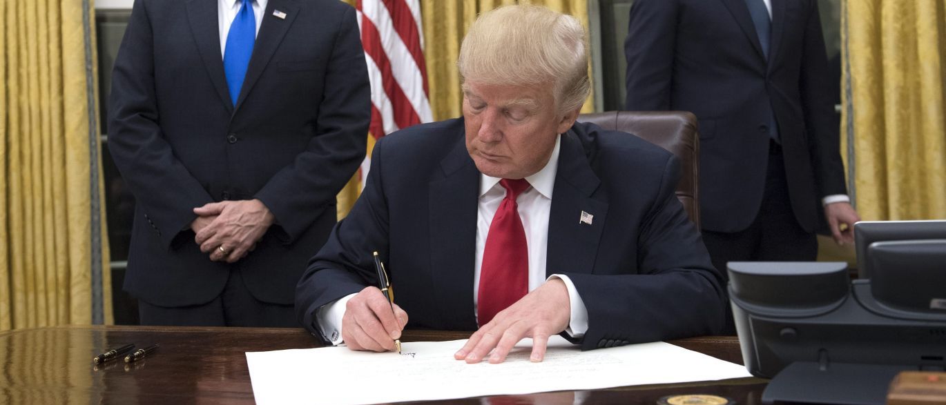 Presidente dos Estados Unidos assinou um decreto nesta sexta-feira, 24, com o objetivo de revogar ou simplificar as regulamentações federais; decreto, assinado por Donald Trump no Salão Oval junto com executivos das principais corporações dos EUA, determina que cada agência federal estabeleça uma força-tarefa de reforma regulatória para garantir que cada agência tenha uma equipe para pesquisar todas as regulamentações de modo a indicar aquelas consideradas onerosas para a economia dos EUA (Foto: Aquiles Lins) Presidente dos Estados Unidos assinou um decreto nesta sexta-feira, 24, com o objetivo de revogar ou simplificar as regulamentações federais; decreto, assinado por Donald Trump no Salão Oval junto com executivos das principais corporações dos EUA, determina que cada agência federal estabeleça uma força-tarefa de reforma regulatória para garantir que cada agência tenha uma equipe para pesquisar todas as regulamentações de modo a indicar aquelas consideradas onerosas para a economia dos EUA