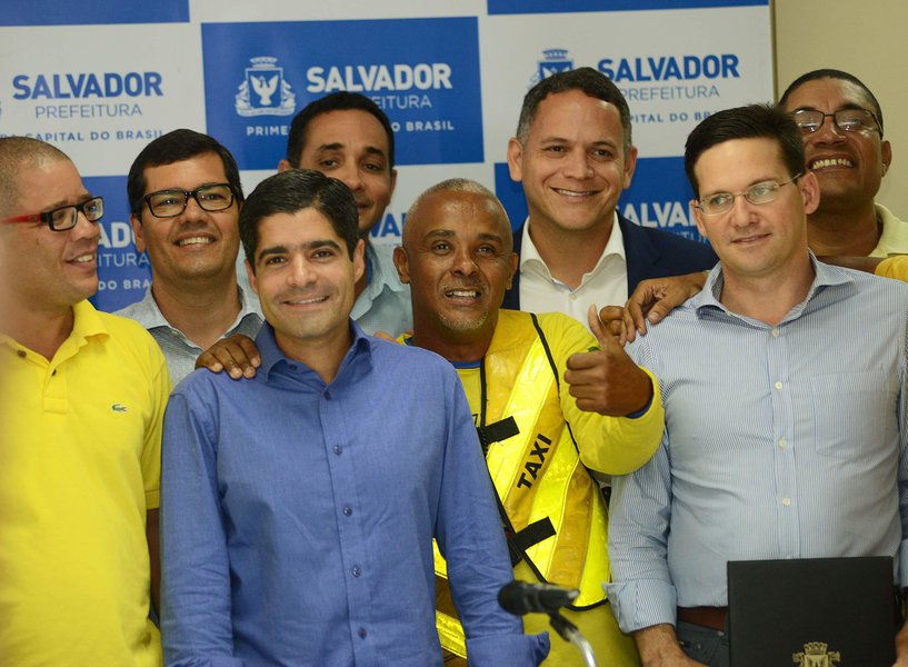 O prefeito ACM Neto assinou nesta quarta-feira o decreto que estabelece regras para o serviço de mototáxi em Salvador; de acordo com o democrata, "esta é uma demanda tanto da prefeitura quanto dos profissionais da categoria", que reivindicam a regulamentação há mais de 30 anos/ "Desde 2013 houve uma preocupação da gestão em estabelecer regras para o serviço. No fim das contas ganham todos: prefeitura, mototaxistas e cidadãos. Ganham, principalmente, as pessoas mais pobres que, por morarem em locais mais distantes ou cujas vias não possuem dimensão suficiente para circulação dos ônibus, tinham dificuldade de se locomoverem" (Foto: Romulo Faro) O prefeito ACM Neto assinou nesta quarta-feira o decreto que estabelece regras para o serviço de mototáxi em Salvador; de acordo com o democrata, "esta é uma demanda tanto da prefeitura quanto dos profissionais da categoria", que reivindicam a regulamentação há mais de 30 anos/ "Desde 2013 houve uma preocupação da gestão em estabelecer regras para o serviço. No fim das contas ganham todos: prefeitura, mototaxistas e cidadãos. Ganham, principalmente, as pessoas mais pobres que, por morarem em locais mais distantes ou cujas vias não possuem dimensão suficiente para circulação dos ônibus, tinham dificuldade de se locomoverem"