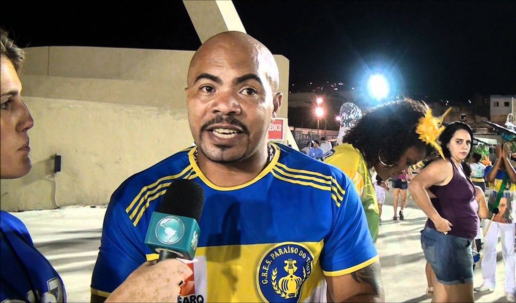 O presidente da escola de samba Paraíso do Tuiuti, Renato Thor afirmou que o carro tenha pedido a direção e provocado o acidente por causa de chuva - 20 pessoas ficaram feridas; "A avenida foi pintada recentemente, com a chuva, acho que o carro perdeu um pouco do controle, porque agora você dirige o carro de trás pra frente, de frente pra trás, e nada acontece. A chuva que, de repente deixou o carro um pouco meio sem direção", disse ele, que prestou depoimento na 6ª Delegacia de Polícia (Cidade Nova) (Foto: Leonardo Lucena) O presidente da escola de samba Paraíso do Tuiuti, Renato Thor afirmou que o carro tenha pedido a direção e provocado o acidente por causa de chuva - 20 pessoas ficaram feridas; "A avenida foi pintada recentemente, com a chuva, acho que o carro perdeu um pouco do controle, porque agora você dirige o carro de trás pra frente, de frente pra trás, e nada acontece. A chuva que, de repente deixou o carro um pouco meio sem direção", disse ele, que prestou depoimento na 6ª Delegacia de Polícia (Cidade Nova)