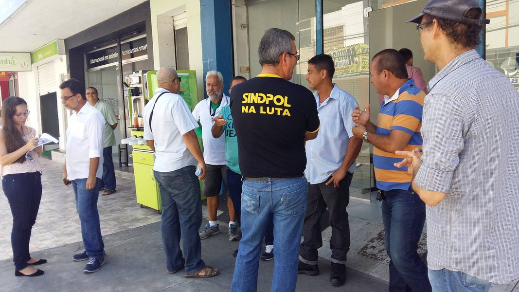 Na véspera do carnaval, os policiais civis de Alagoas decidiram entrar em greve por tempo indeterminado para pressionar o governo a fazer uma nova proposta de reajuste salarial; anteriormente, o governador Renan Filho havia dito que não concederia reajuste a uma categoria específica, mas que um canal de diálogo estava aberto; ainda nesta sexta-feira (24) haverá reunião na secretaria de Planejamento (Foto: Voney Malta) Na véspera do carnaval, os policiais civis de Alagoas decidiram entrar em greve por tempo indeterminado para pressionar o governo a fazer uma nova proposta de reajuste salarial; anteriormente, o governador Renan Filho havia dito que não concederia reajuste a uma categoria específica, mas que um canal de diálogo estava aberto; ainda nesta sexta-feira (24) haverá reunião na secretaria de Planejamento