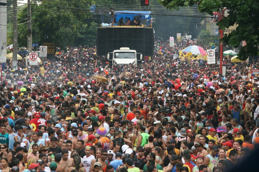 O desfile da Banda do Vai Quer Quem Quer na capital de Rondônia, Porto Velho, tinha tudo para ser perfeito. Mas, a poucos metros do encerramento, a Polícia Militar mandou suspender o som nos trios elétricos, deixando 150 mil foliões frustrados (Foto: Luciana Oliveira) O desfile da Banda do Vai Quer Quem Quer na capital de Rondônia, Porto Velho, tinha tudo para ser perfeito. Mas, a poucos metros do encerramento, a Polícia Militar mandou suspender o som nos trios elétricos, deixando 150 mil foliões frustrados