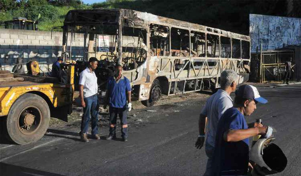 Um ônibus foi incendiado no início da noite desta quarta-feira (15) em Mário Campos, na Região Metropolitana de Belo Horizonte, de acordo com a Polícia Militar; é o 14º atentado a coletivos registrado na Região Metropolitana da capital; um suspeito foi preso; a Polícia Civil informou que 19 dos 31 suspeitos de envolvimento a ataques foram liberados; dos 11 que permaneceram detidos, quatro são adultos e sete são adolescentes (Foto: Leonardo Lucena) Um ônibus foi incendiado no início da noite desta quarta-feira (15) em Mário Campos, na Região Metropolitana de Belo Horizonte, de acordo com a Polícia Militar; é o 14º atentado a coletivos registrado na Região Metropolitana da capital; um suspeito foi preso; a Polícia Civil informou que 19 dos 31 suspeitos de envolvimento a ataques foram liberados; dos 11 que permaneceram detidos, quatro são adultos e sete são adolescentes