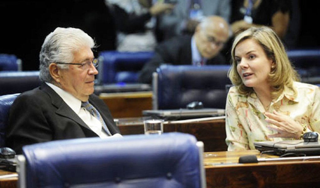 Os senadores Gleisi Hoffmann (PT) e Roberto Requião (PMDB), desde Francisco Beltrão, no Sudoeste do Paraná, debatem nesta segunda-feira (27) a reforma da previdência; trabalhadores rurais e de cooperativas de pequenos produtores discutem no debate manifestações em frente a casa dos deputados federais, contra a reforma da previdência (fim da aposentadoria) e a reforma trabalhista (precarização da mão de obra) (Foto: Leonardo Lucena) Os senadores Gleisi Hoffmann (PT) e Roberto Requião (PMDB), desde Francisco Beltrão, no Sudoeste do Paraná, debatem nesta segunda-feira (27) a reforma da previdência; trabalhadores rurais e de cooperativas de pequenos produtores discutem no debate manifestações em frente a casa dos deputados federais, contra a reforma da previdência (fim da aposentadoria) e a reforma trabalhista (precarização da mão de obra)
