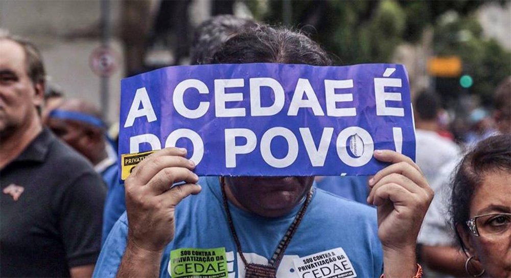 Um grupo de manifestantes e funcionários da Cedae que se concentravam em frente à Assembleia Legislativa do Rio (Alerj) estão em passeata em direção à Candelária e prometem "fechar o centro do Rio", após a aprovação do texto base do projeto de lei que autoriza a privatização da Cedae; projeto foi parovado por 41 votos a favor e 28 contra; passeata chegou a fechar as quatro vias da Avenida Getúlio Vargas, uma das mais vias do Centro do Rio; Batalhão de Choque da PM lançou bombas de gás contra um grupo de black blocks que tentava destruir caixas de som instaladas no acesso à Marquês da Sapuca; manifestação prossegue (Foto: Aquiles Lins) Um grupo de manifestantes e funcionários da Cedae que se concentravam em frente à Assembleia Legislativa do Rio (Alerj) estão em passeata em direção à Candelária e prometem "fechar o centro do Rio", após a aprovação do texto base do projeto de lei que autoriza a privatização da Cedae; projeto foi parovado por 41 votos a favor e 28 contra; passeata chegou a fechar as quatro vias da Avenida Getúlio Vargas, uma das mais vias do Centro do Rio; Batalhão de Choque da PM lançou bombas de gás contra um grupo de black blocks que tentava destruir caixas de som instaladas no acesso à Marquês da Sapuca; manifestação prossegue