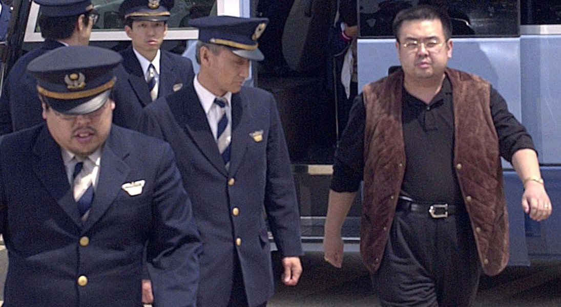 Coreia do Sul acredita que entre os suspeitos procurados pelo assassinato do meio-irmão do líder da Coreia do Norte há várias autoridades que trabalham para os ministérios das Relações Exteriores e da Segurança do país recluso; "Entre os oito suspeitos neste caso, quatro são do Ministério da Segurança Estatal e dois que realmente agiram são do Ministério das Relações Exteriores", disse Lee Cheol-woo, um dos parlamentares informados pela inteligência sul-coreana (Foto: Aquiles Lins) Coreia do Sul acredita que entre os suspeitos procurados pelo assassinato do meio-irmão do líder da Coreia do Norte há várias autoridades que trabalham para os ministérios das Relações Exteriores e da Segurança do país recluso; "Entre os oito suspeitos neste caso, quatro são do Ministério da Segurança Estatal e dois que realmente agiram são do Ministério das Relações Exteriores", disse Lee Cheol-woo, um dos parlamentares informados pela inteligência sul-coreana