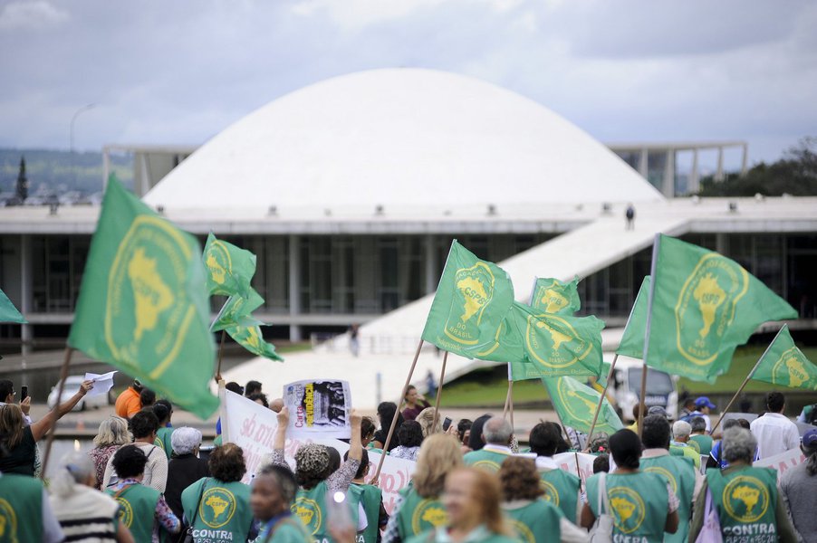 Cerca de 300 de aposentados e pensionistas protestaram hoje (15) no Senado contra a Proposta de Emenda Constitucional 287/2016, que trata da reforma da Previdência; segundo a polícia legislativa do Senado, todos os manifestantes conseguiram entrar na galeria popular do plenário para acompanhar a sessão especial de homenagem ao Dia Nacional do Aposentado, comemorado em 24 de janeiro; reforma da Previdência está em tramitação na Câmara dos Deputados e pode ser votada ainda no primeiro semestre pelos deputados e senadores (Foto: Aquiles Lins) Cerca de 300 de aposentados e pensionistas protestaram hoje (15) no Senado contra a Proposta de Emenda Constitucional 287/2016, que trata da reforma da Previdência; segundo a polícia legislativa do Senado, todos os manifestantes conseguiram entrar na galeria popular do plenário para acompanhar a sessão especial de homenagem ao Dia Nacional do Aposentado, comemorado em 24 de janeiro; reforma da Previdência está em tramitação na Câmara dos Deputados e pode ser votada ainda no primeiro semestre pelos deputados e senadores